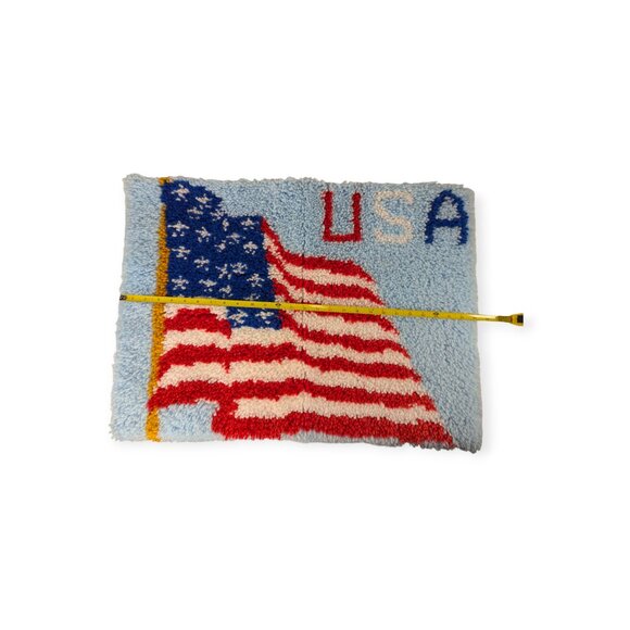 Vintage Handmade Latch Hook Rug USA Flag Patriotic 27" x 20" - Picture 7 of 9